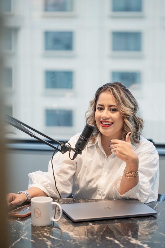 Nathalia de Campos durante a gravação de um podcast